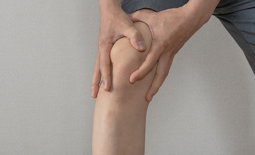 Hulp van de fysiotherapeut bij een knie die op slot zit
